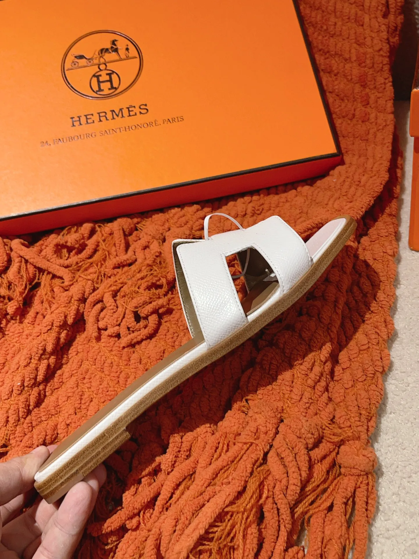 👟👟Ex-factory price 440👟👟 Hermes Hermes H slippers Oasis sandals series——————————Fashionable and versatile Super comfortable Every detail is made to the extreme Original swift calfskin Original 1:1 exclusive private mold upper/original leather outsole ▪️Packaging: Each pair of shoes comes with packaging ▪️SIZE: 35~42 (.40.41.42 customization is non-refundable and non-exchangeable)